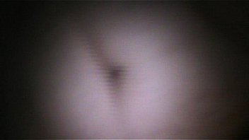 Chilena juega con una zanahoria