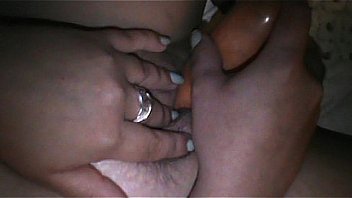 Chilena juega con una zanahoria