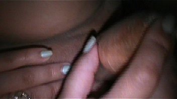 Chilena juega con una zanahoria