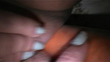 Chilena juega con una zanahoria