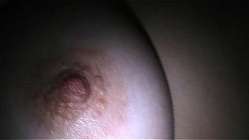 Chilena juega con una zanahoria