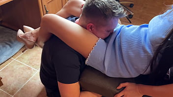 Sensual headscissors asian domme made him smell her pussy