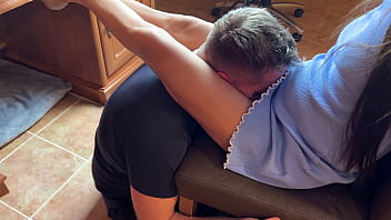 Sensual headscissors asian domme made him smell her pussy