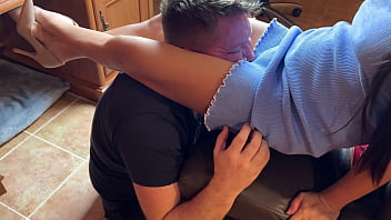 Sensual headscissors asian domme made him smell her pussy