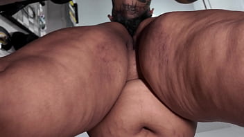 O amigo mais velho do meu irmão vivia atras de mim até que um dia não resisti e chamei ele pro meu quarto e ele me fudeu