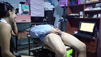 Puta desempleada abre la boca y las piernas para conseguir empleo por encima de las postulantes el dueño le saco la polla