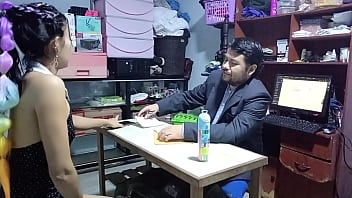 Puta desempleada abre la boca y las piernas para conseguir empleo por encima de las postulantes el dueño le saco la polla