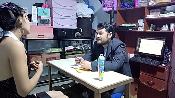 Puta desempleada abre la boca y las piernas para conseguir empleo por encima de las postulantes el dueño le saco la polla Puta desempleada abre la boca y las piernas para conseguir empleo por encima de las postulantes el dueño le saco la polla