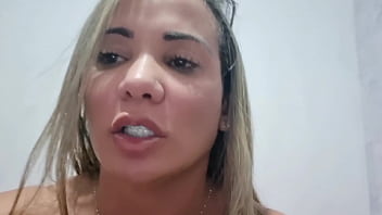 Punheta guiada mostrando a buceta linda