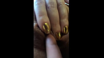 Mi madrastra se calienta en una videollamada con mi padrastro y me pide que la masturbe