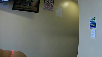 Mi madrastra se calienta en una videollamada con mi padrastro y me pide que la masturbe