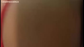 Gostosa colocou calcinha de lado e sentou com o cu na tora do dotado