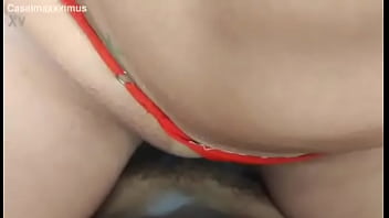 Gostosa colocou calcinha de lado e sentou com o cu na tora do dotado