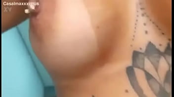 Gostosa colocou calcinha de lado e sentou com o cu na tora do dotado