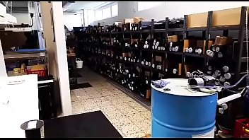 Hermosa mujer enseña sus curvas