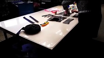 Hermosa mujer enseña sus curvas