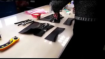 Hermosa mujer enseña sus curvas