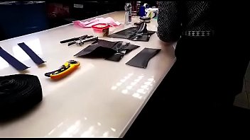 Hermosa mujer enseña sus curvas