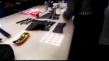 Hermosa mujer enseña sus curvas