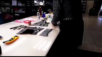 Hermosa mujer enseña sus curvas