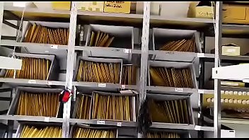 Hermosa mujer enseña sus curvas