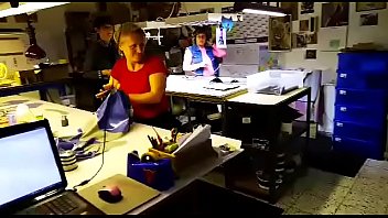 Hermosa mujer enseña sus curvas