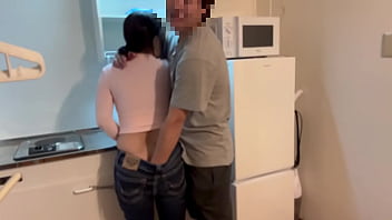 妻がキッチンで皿洗い中にお尻を見ていたらムラムラしてきて、こ◯もが学校から帰ってくる前にsexする夫婦。
