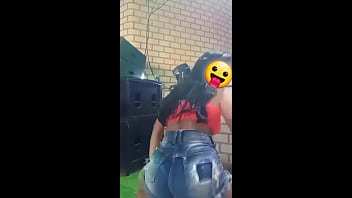 Cadela funkeira dando o cuzinho