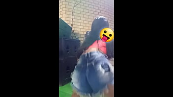 Cadela funkeira dando o cuzinho