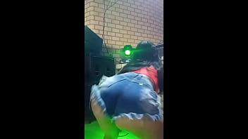 Cadela funkeira dando o cuzinho