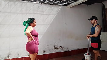 Esposa infiel engaña a su marido teniendo sexo con el obrero que esta haciendo los arreglos de la casa Esposa infiel engaña a su marido teniendo sexo con el obrero que esta haciendo los arreglos de la casa