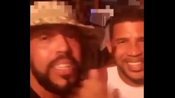 Ator bolt jones e leo ogro juntos numa festa