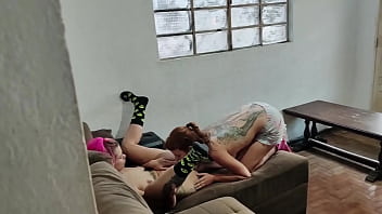 Namoradas pegas no ato se pegando longe dos namorados