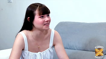 Sexy love belle brune adore les bites bien dures