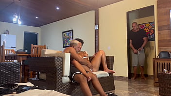 A minha enteada pensou que era só eu mais meus amigos estavam escondidos