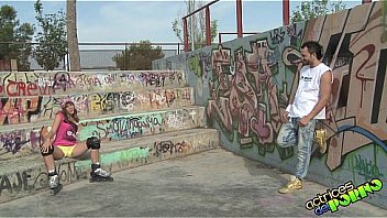Roller girls con los patines y las bragas por las rodillas sexo en publico