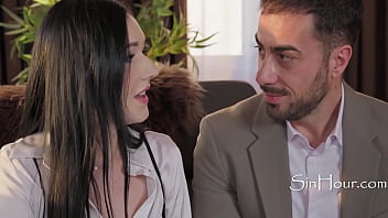 Startup founders plug a thirsty slut exec for funding