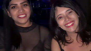 Baixinha magrinha e novinha sentado e rebolando no pau na cabine do club de swing Baixinha magrinha e novinha sentado e rebolando no pau na cabine do club de swing