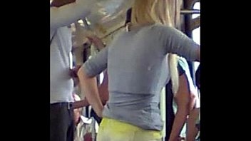 Putinha mostrando o rabo no metrô