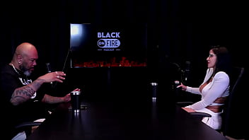 Apresentou um cliente a amiga leva a sério o que faz fez fotos só de calcinha e as censuras nas redes sociais leticia braga watch sheer red