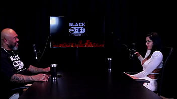 Apresentou um cliente a amiga leva a sério o que faz fez fotos só de calcinha e as censuras nas redes sociais leticia braga watch sheer red