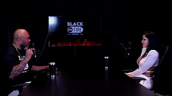 Apresentou um cliente a amiga leva a sério o que faz fez fotos só de calcinha e as censuras nas redes sociais leticia braga watch sheer red