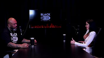 Apresentou um cliente a amiga leva a sério o que faz fez fotos só de calcinha e as censuras nas redes sociais leticia braga watch sheer red