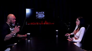 Apresentou um cliente a amiga leva a sério o que faz fez fotos só de calcinha e as censuras nas redes sociais leticia braga watch sheer red