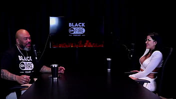 Apresentou um cliente a amiga leva a sério o que faz fez fotos só de calcinha e as censuras nas redes sociais leticia braga watch sheer red