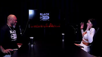 Apresentou um cliente a amiga leva a sério o que faz fez fotos só de calcinha e as censuras nas redes sociais leticia braga watch sheer red