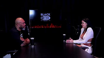 Apresentou um cliente a amiga leva a sério o que faz fez fotos só de calcinha e as censuras nas redes sociais leticia braga watch sheer red