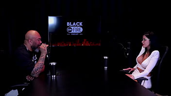 Apresentou um cliente a amiga leva a sério o que faz fez fotos só de calcinha e as censuras nas redes sociais leticia braga watch sheer red