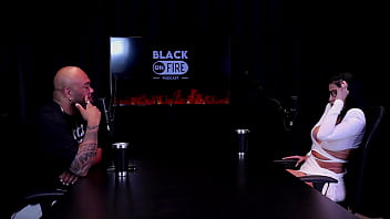 Apresentou um cliente a amiga leva a sério o que faz fez fotos só de calcinha e as censuras nas redes sociais leticia braga watch sheer red