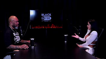 Apresentou um cliente a amiga leva a sério o que faz fez fotos só de calcinha e as censuras nas redes sociais leticia braga watch sheer red